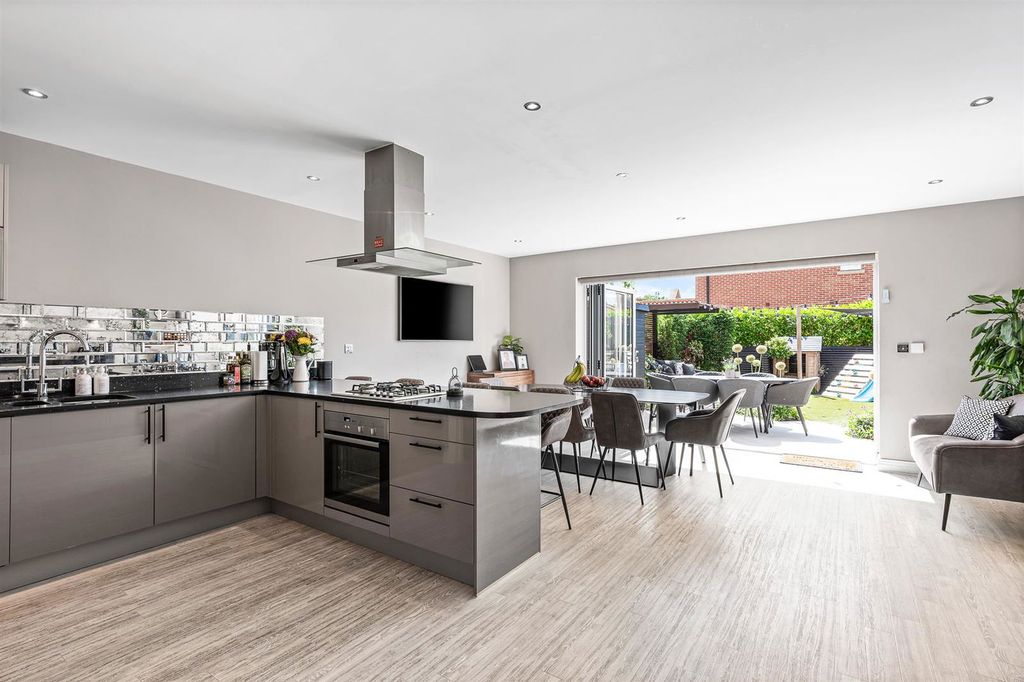 Property photo 2 of 40