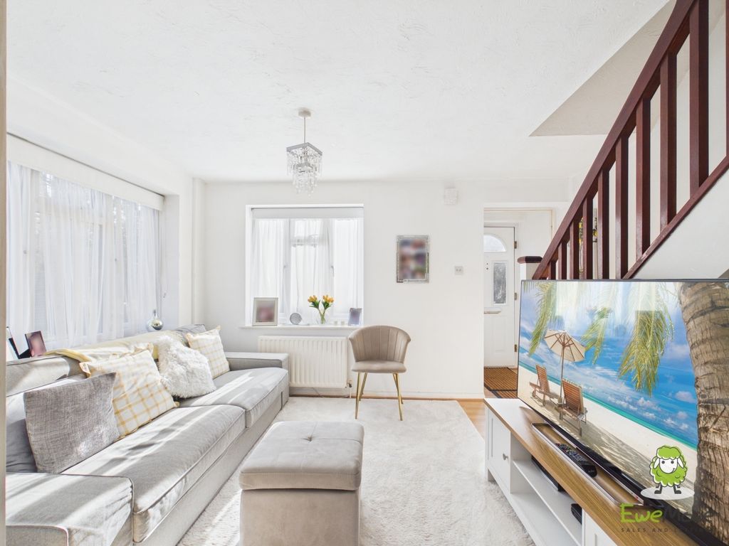 Property photo 2 of 7 Ewemove Estate Agents Basingstoke - Long Copse Cha