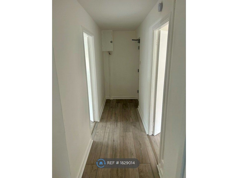 Property photo 2 of 12 Entrance Hall