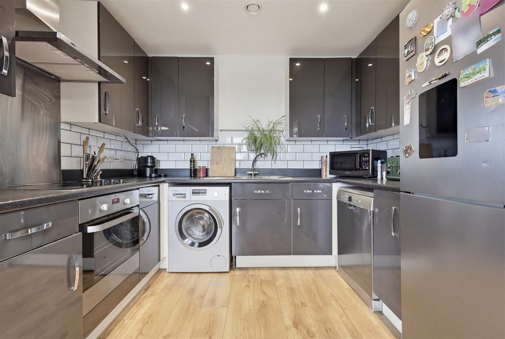 Property photo 3 of 11 Kitchen