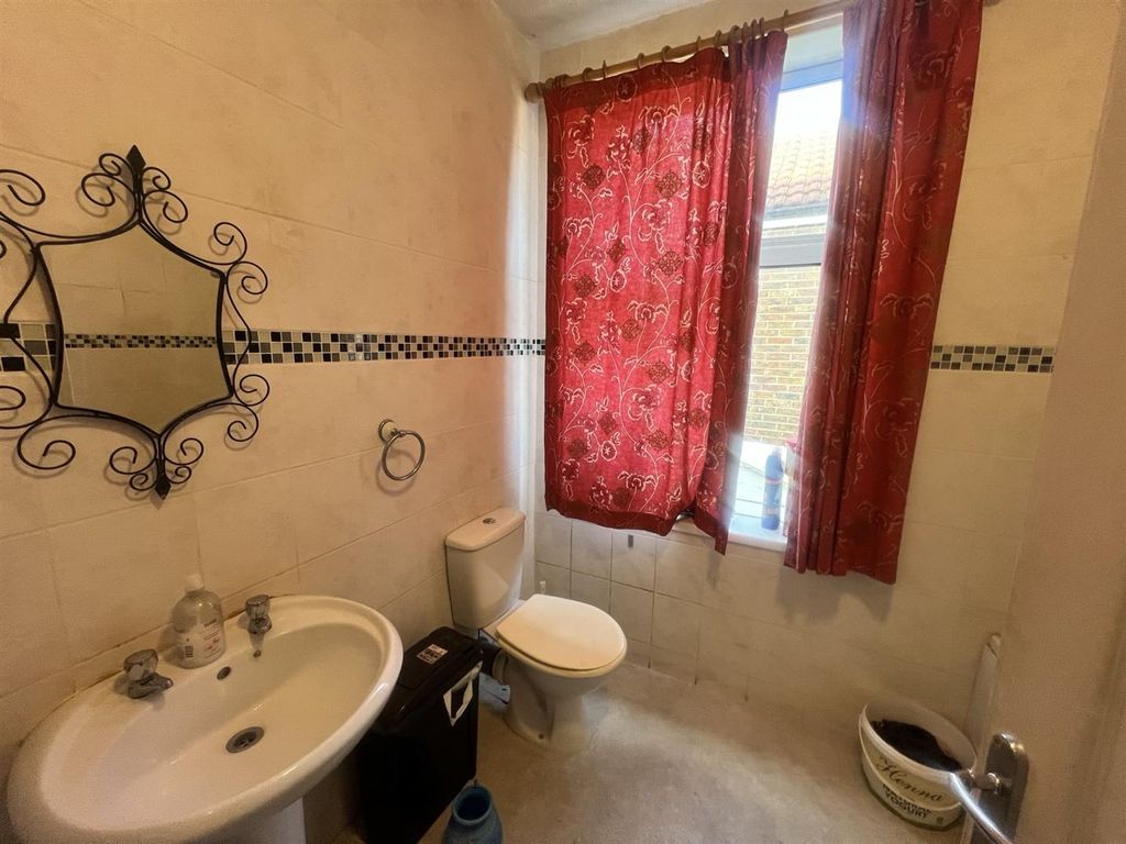 Property photo 1 of 9 Bathroom.Jpeg