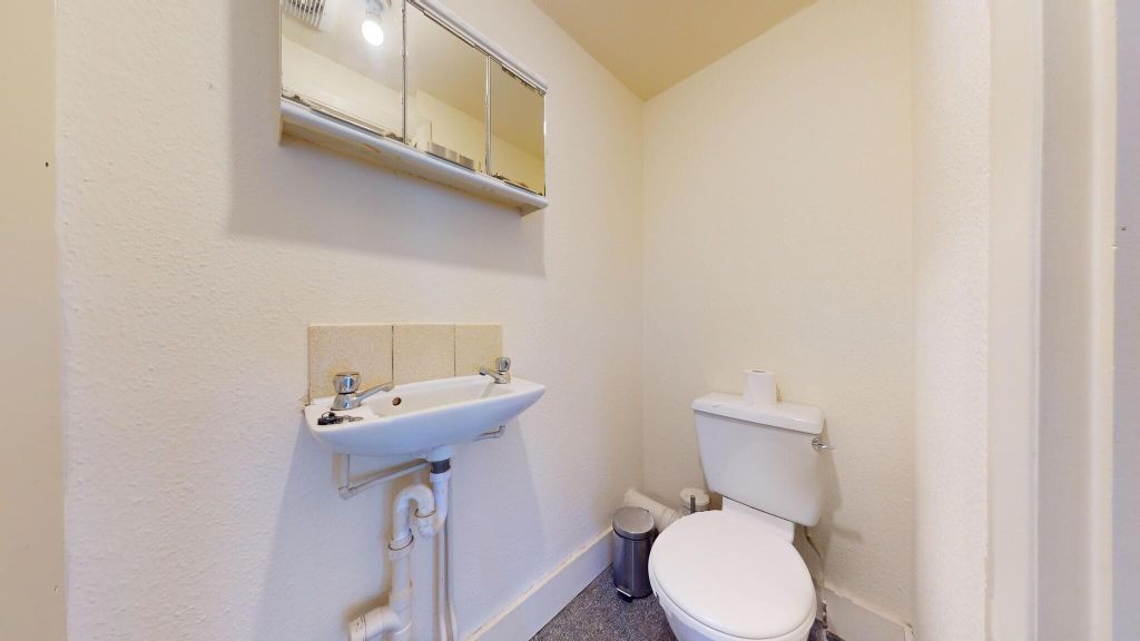 Property photo 3 of 9 Bathroom