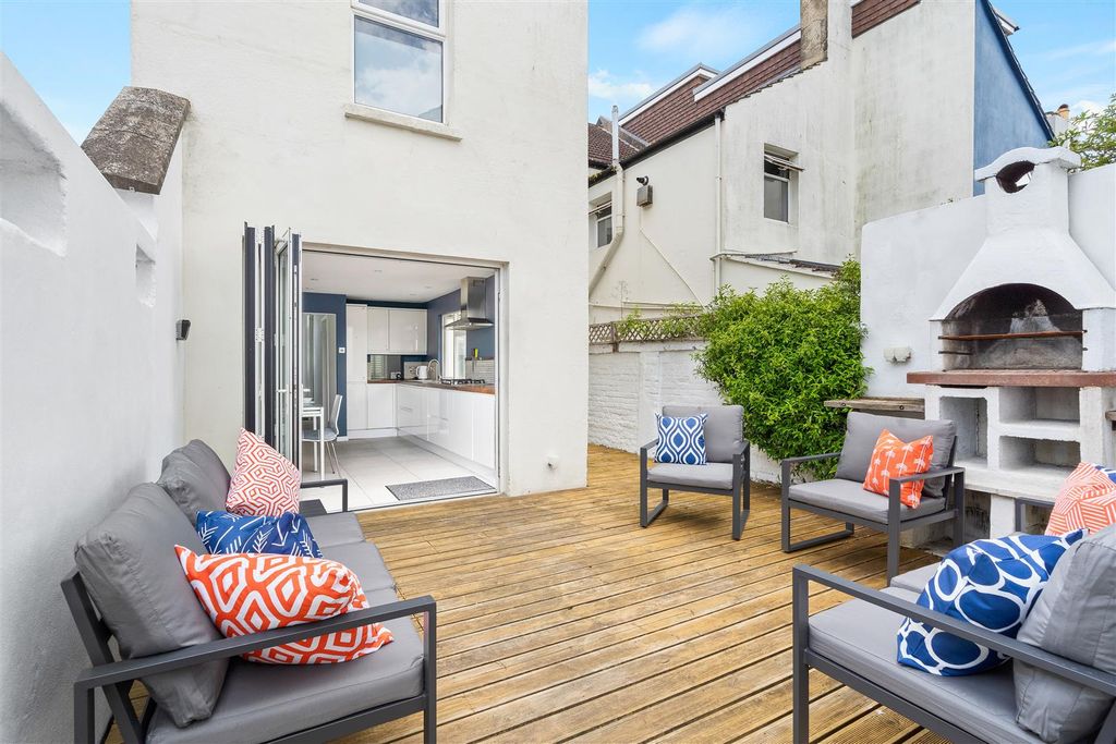 Property photo 3 of 20 Patio Garden