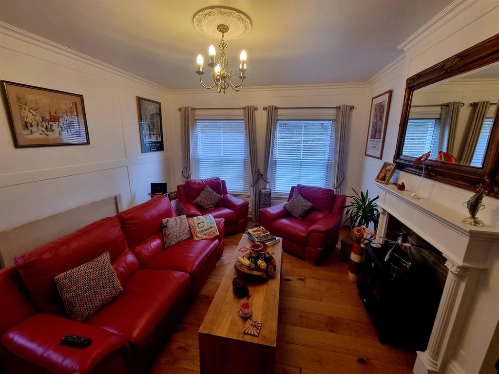 Property photo 2 of 16 Lounge