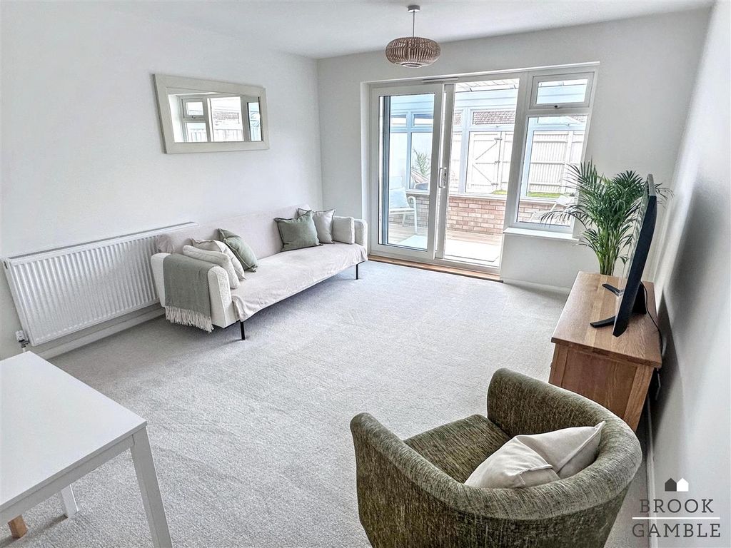 Property photo 3 of 18 01323 438506
