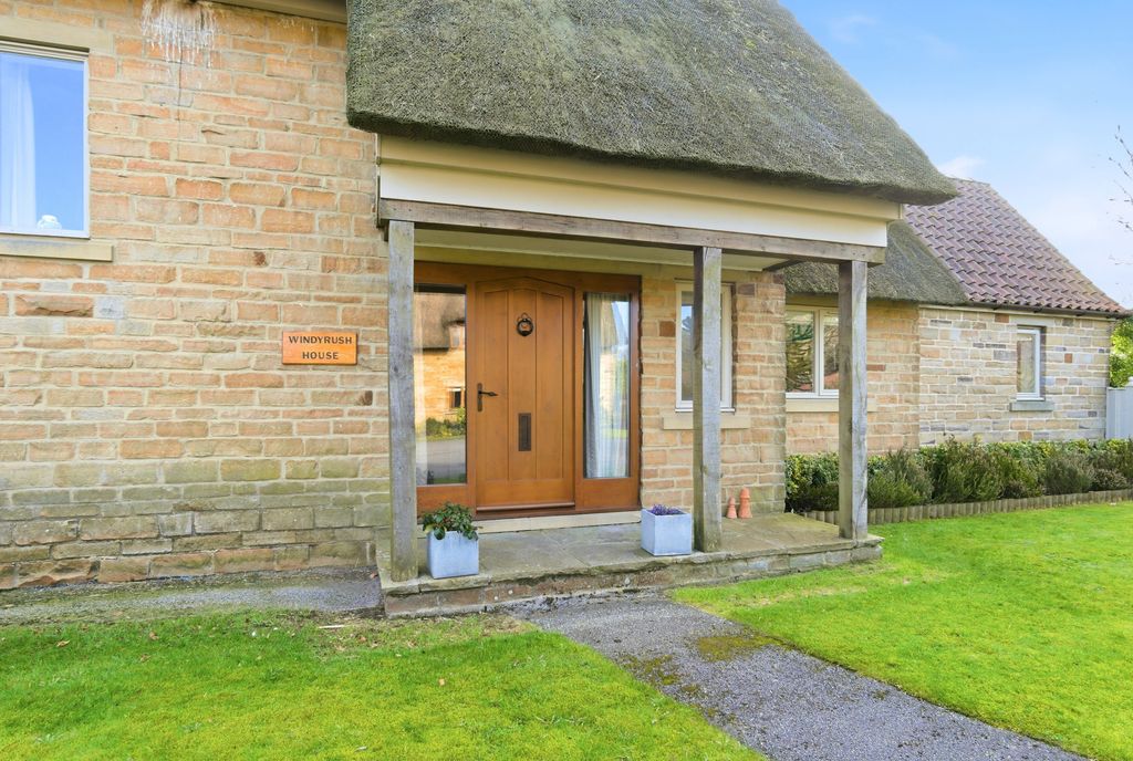 Property photo 2 of 49 Roundhillscourt050