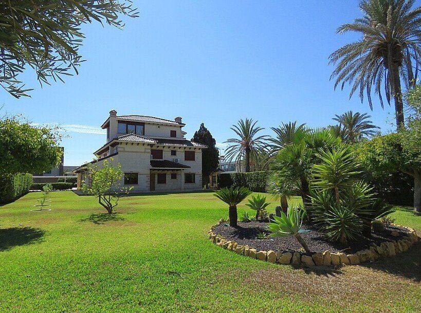 Property photo 1 of 43
