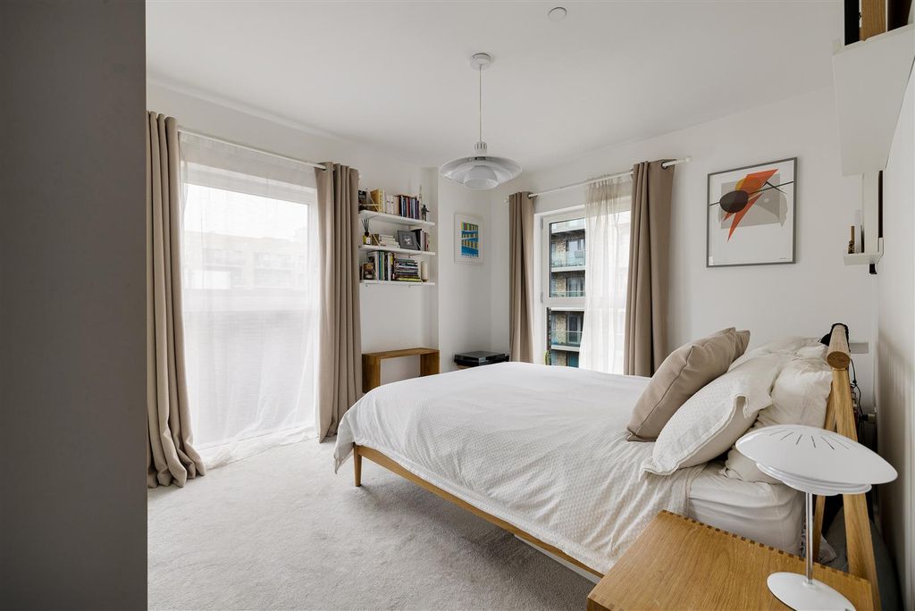 Property photo 2 of 22 Shipbuilding Way, E13