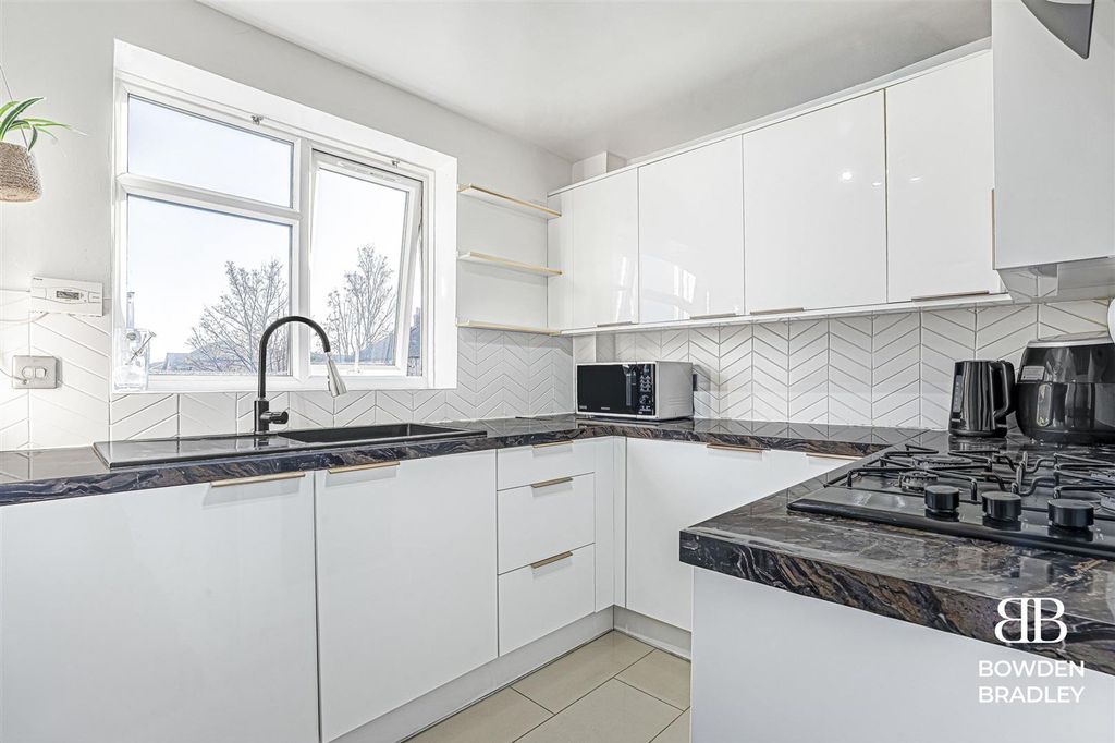 Property photo 3 of 11 Kitchen