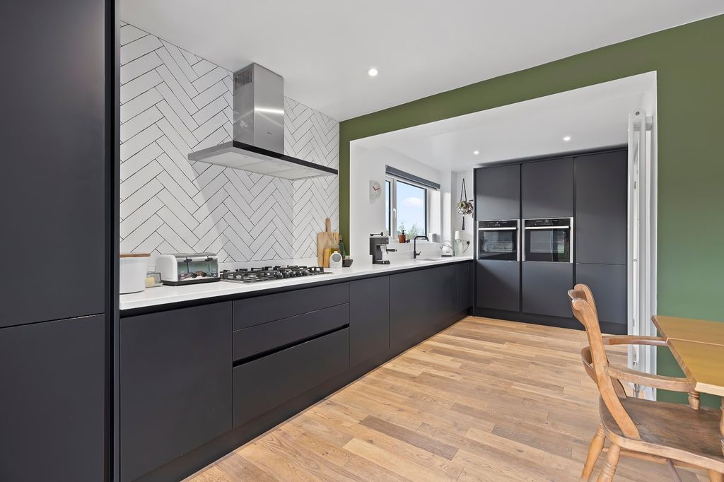 Property photo 2 of 39 Picture No. 16