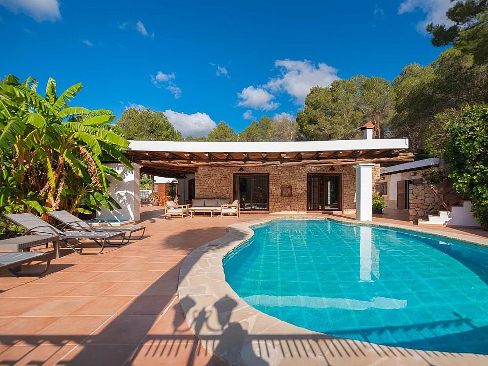 Property photo 2 of 42