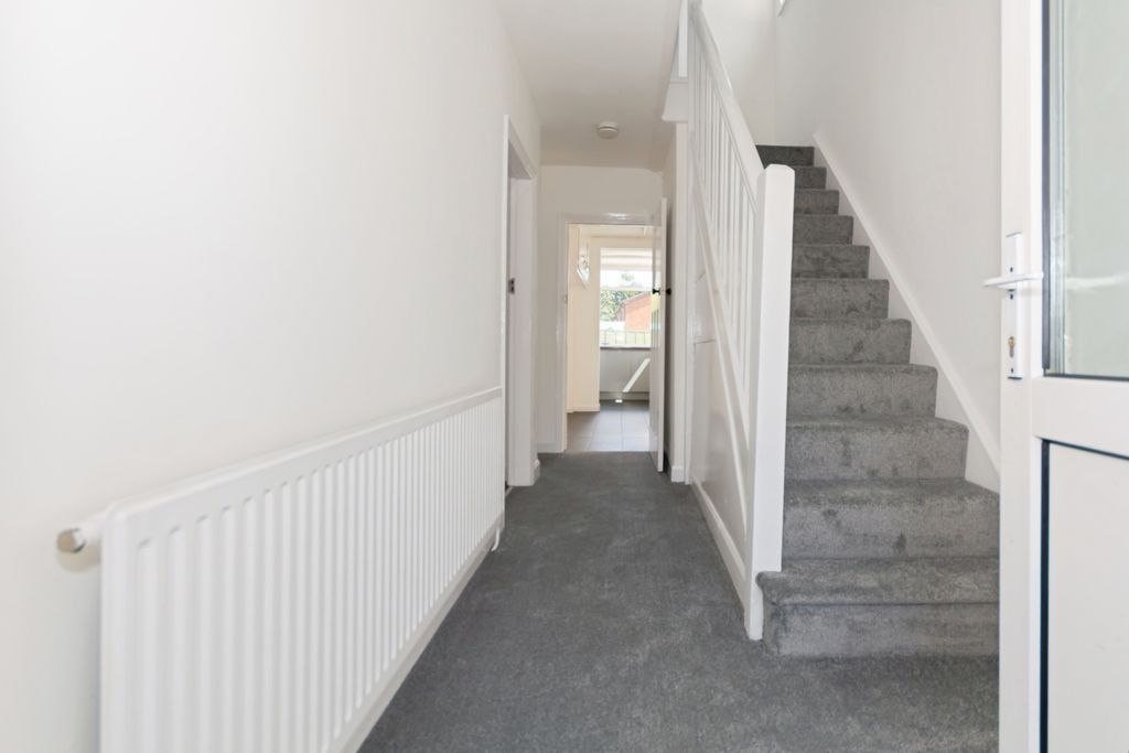 Property photo 2 of 17 Entrance Hall