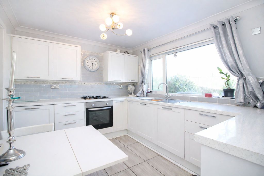 Property photo 2 of 12 Kitchen