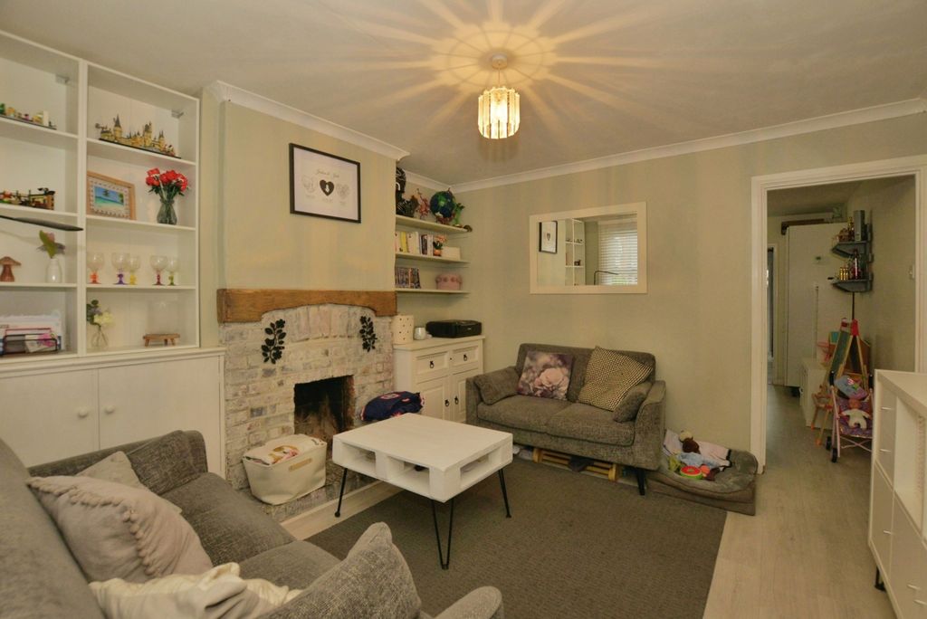 Property photo 3 of 16 Lounge