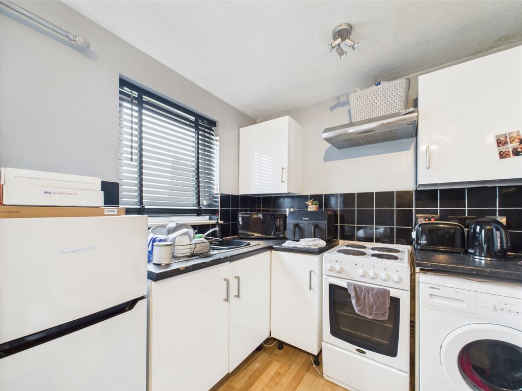 Property photo 3 of 6 Cam01740G0-Pr0377-Still005