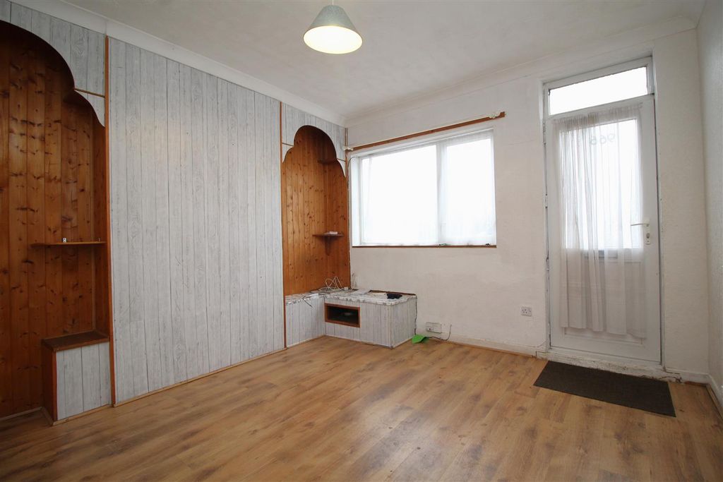 Property photo 2 of 9 Front Room .Jpg