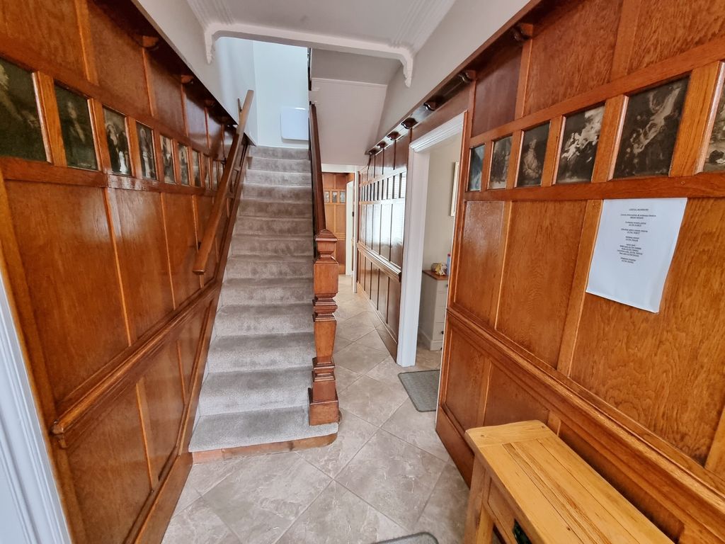 Property photo 3 of 37 Entrance Hall