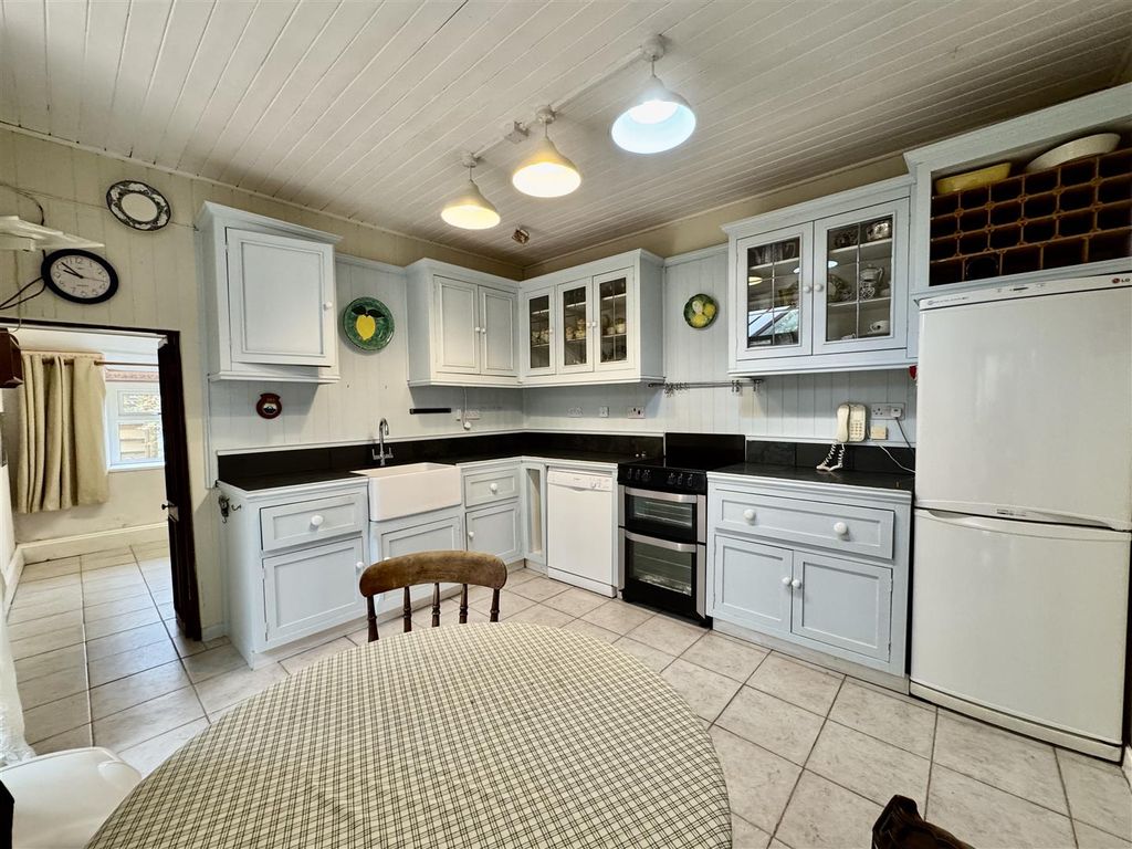 Property photo 3 of 30 Kitchen