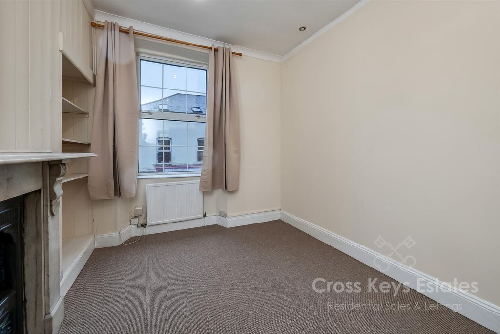 Property photo 2 of 16 Lounge