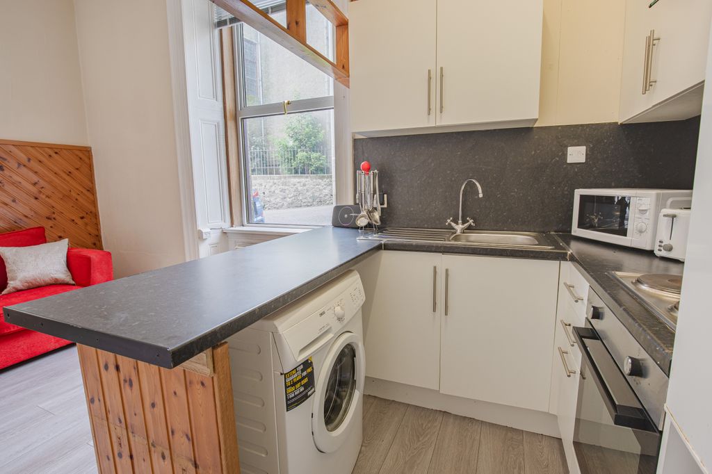 Property photo 3 of 11 Kitchenangle2 (1)