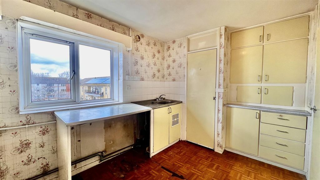 Property photo 3 of 7 Kitchen
