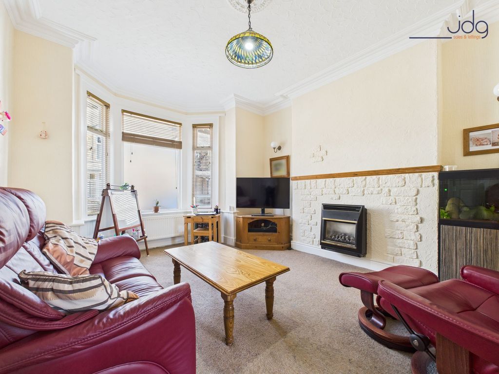 Property photo 3 of 17 Living Room