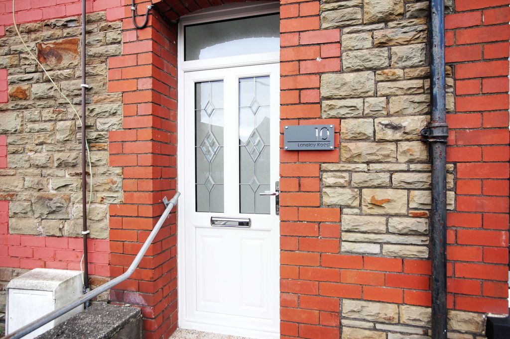 Property photo 3 of 32