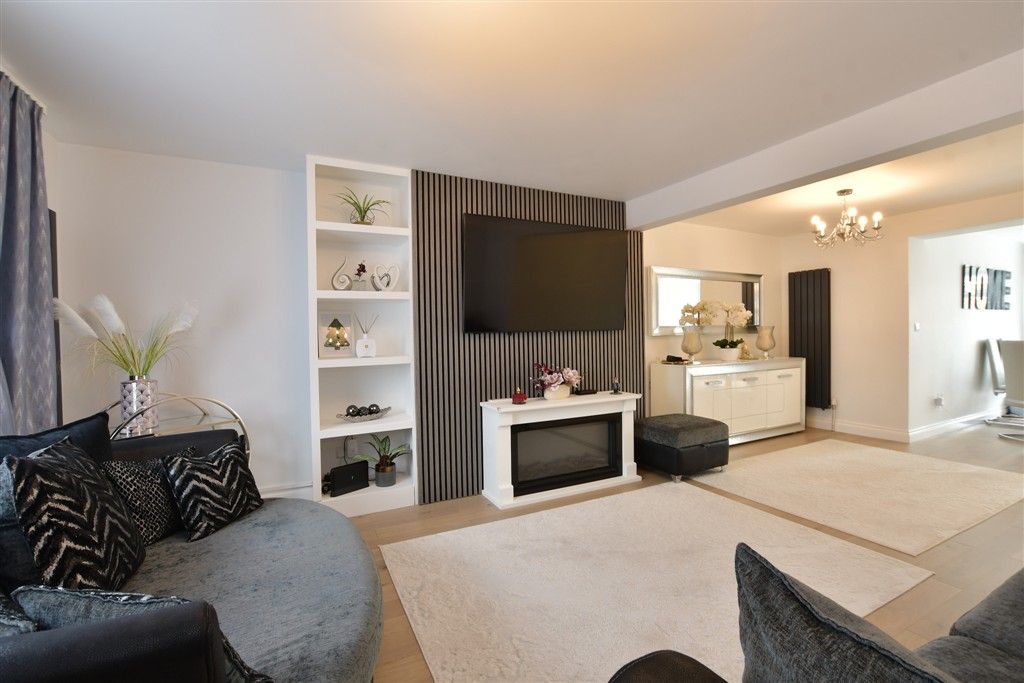 Property photo 1 of 17 Lounge