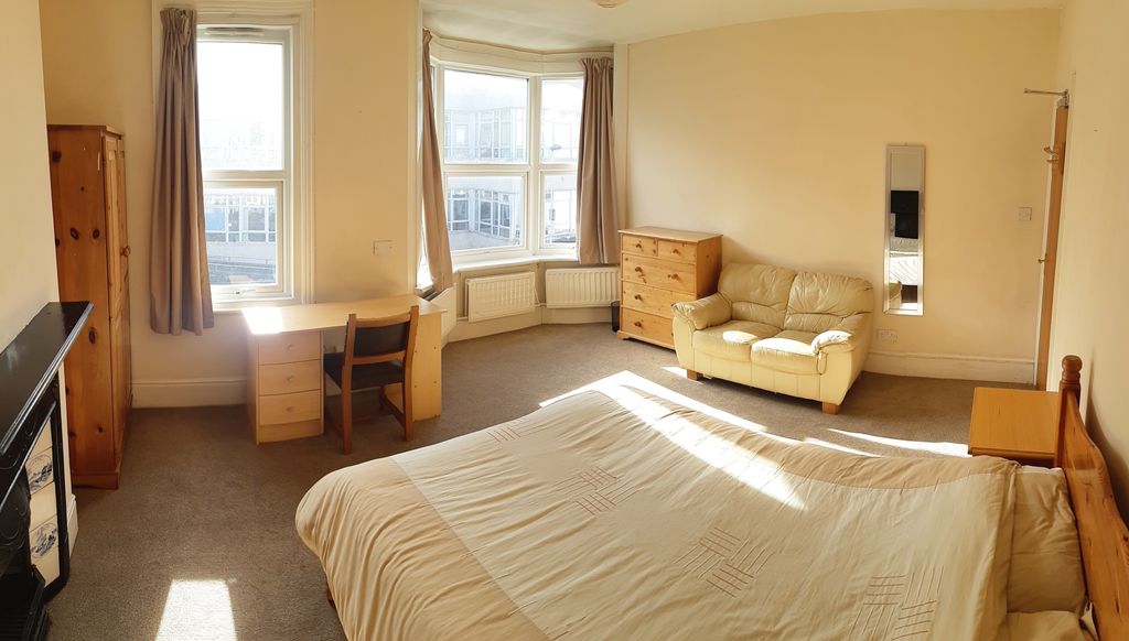 Property photo 3 of 6 Bedroom