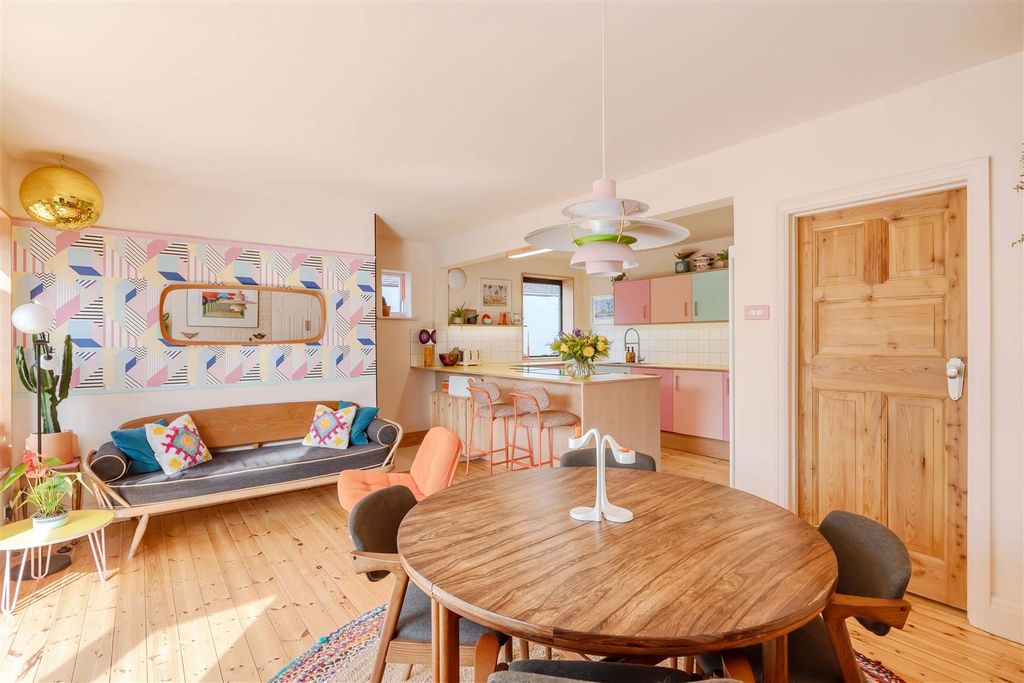 Property photo 2 of 27 Lansdowne Close_18.Jpg