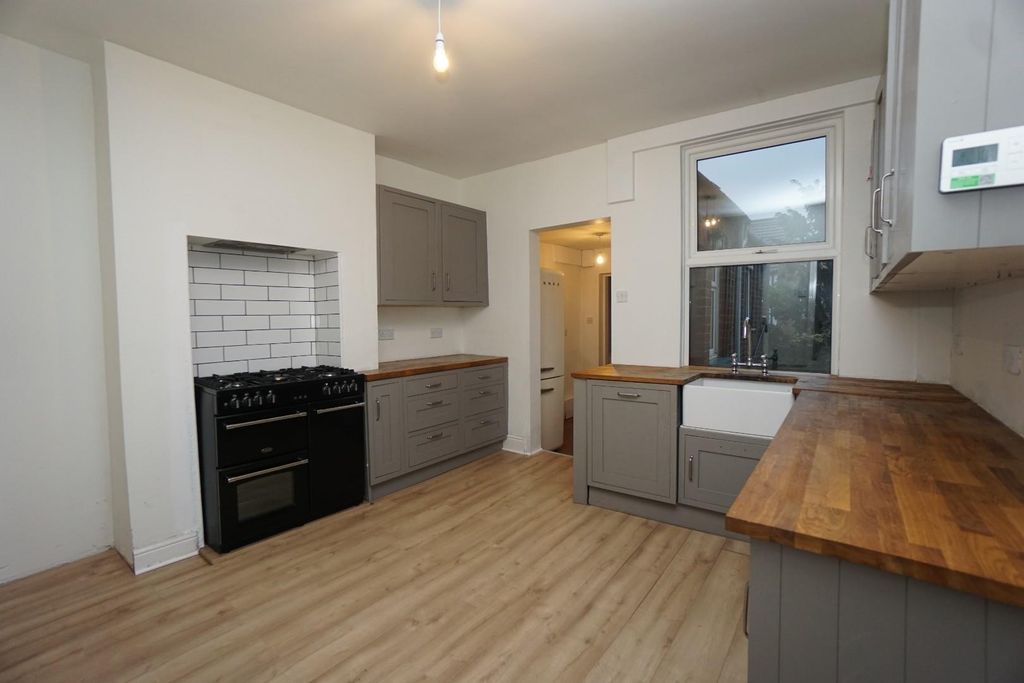 Property photo 2 of 10 Kitchen