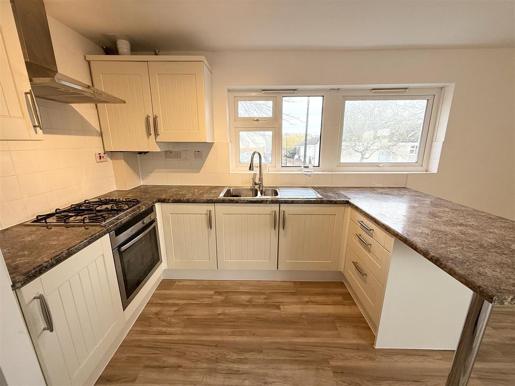 Property photo 2 of 8 Kitchen