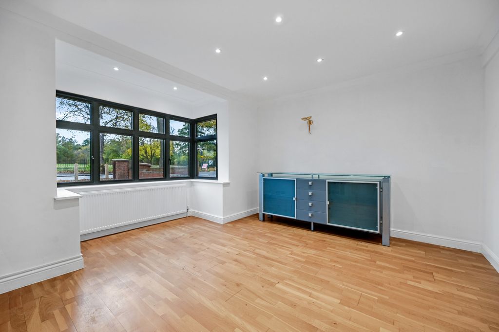 Property photo 3 of 17 Gallery