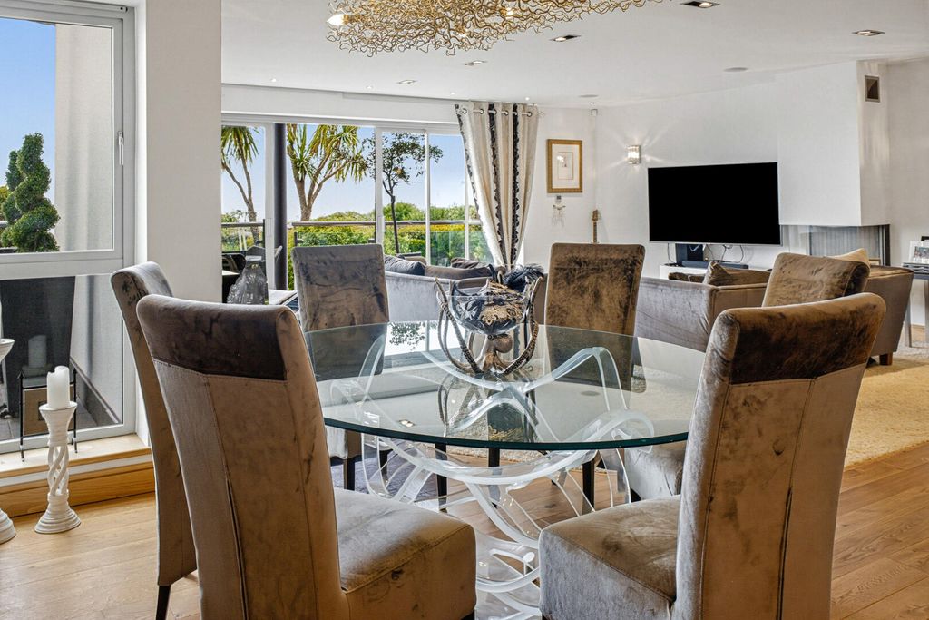 Property photo 3 of 61 Dining Room