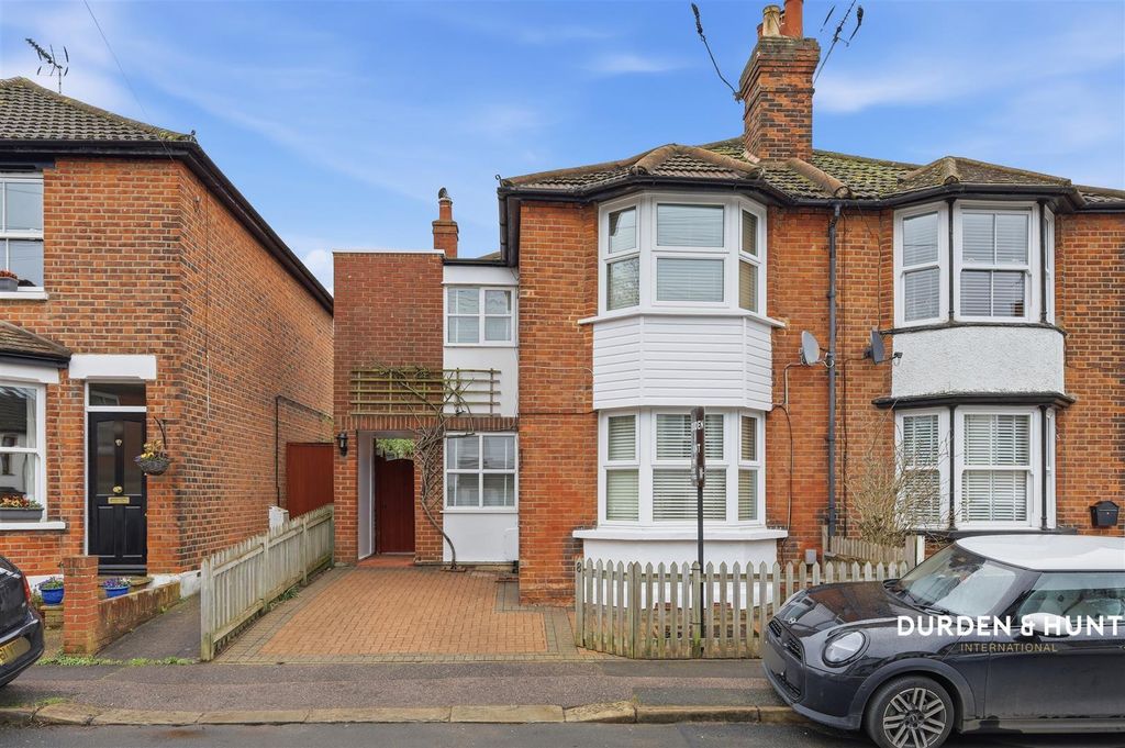 Property photo 1 of 17 Bower Vale