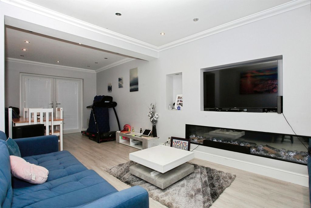 Property photo 2 of 20