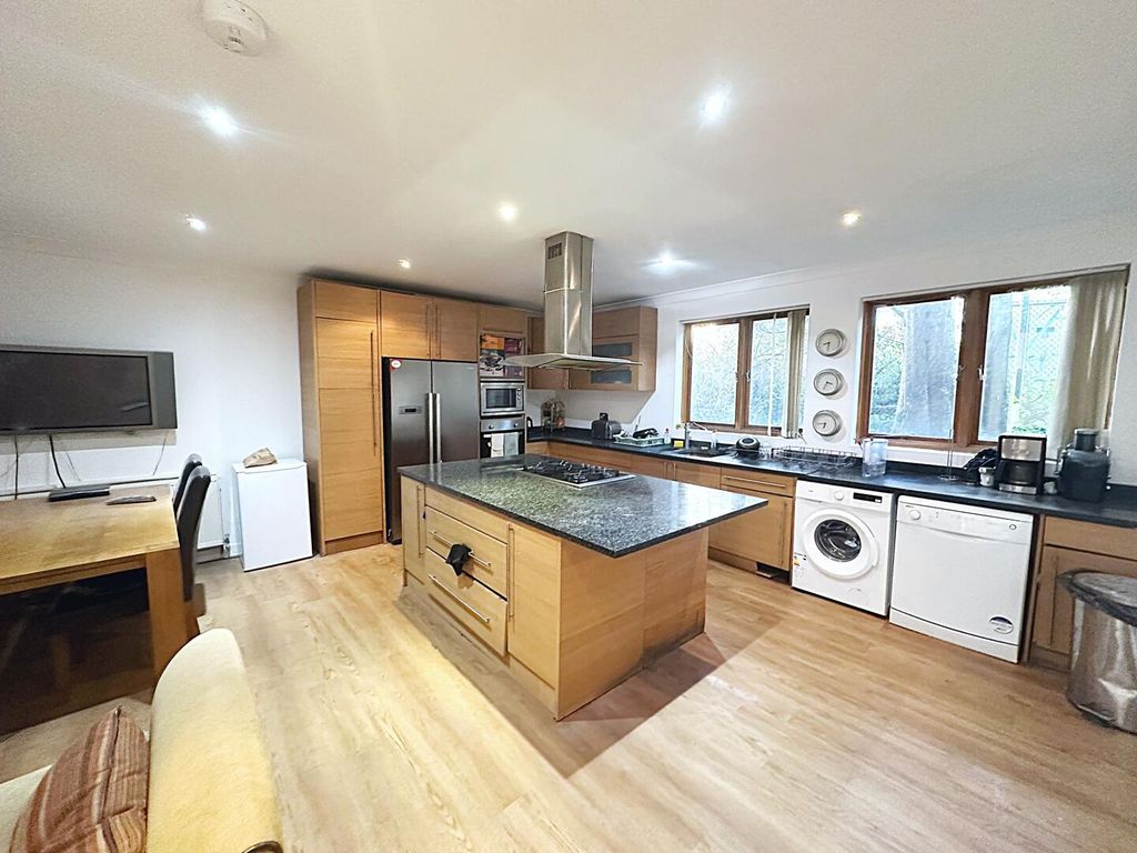 Property photo 2 of 6 Kitchen