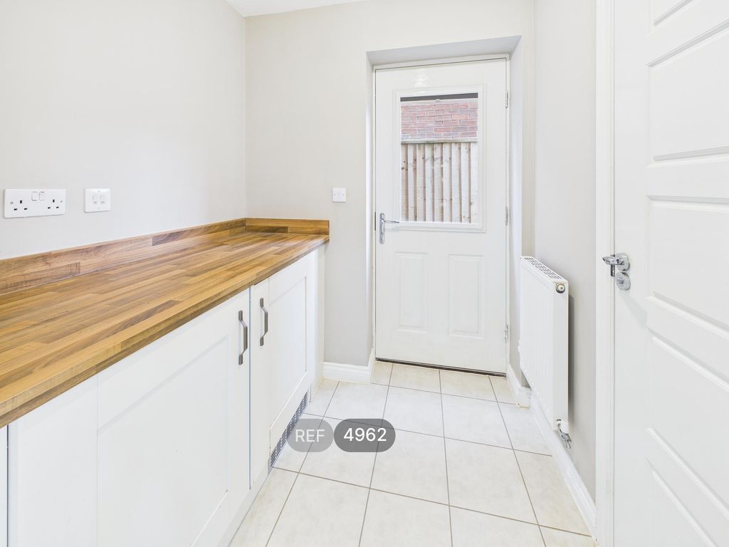 Property photo 3 of 12 Kitchen / Dining Area