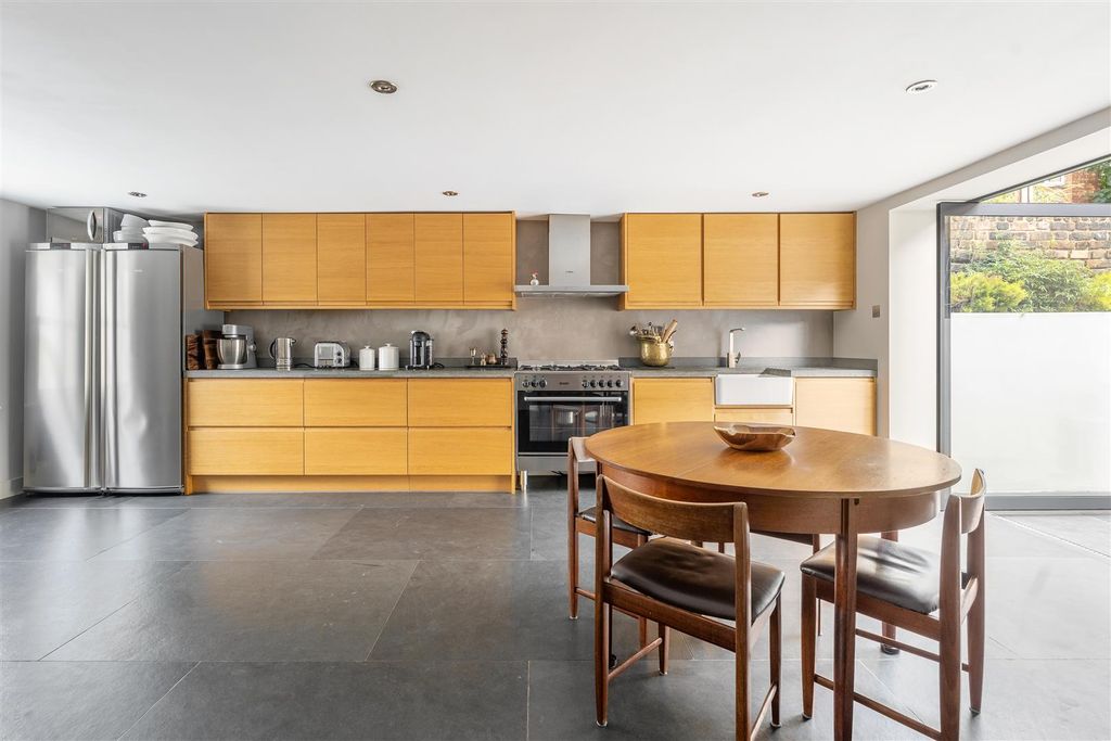 Property photo 3 of 33 Windmill Lane, E15