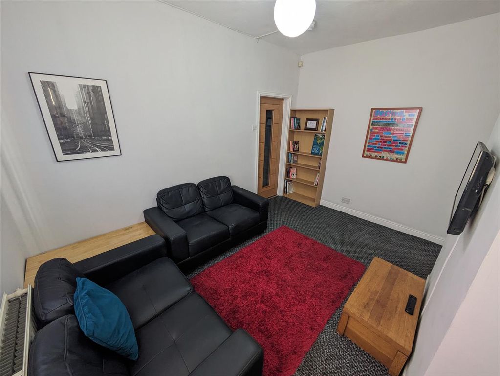 Property photo 3 of 17 Lounge