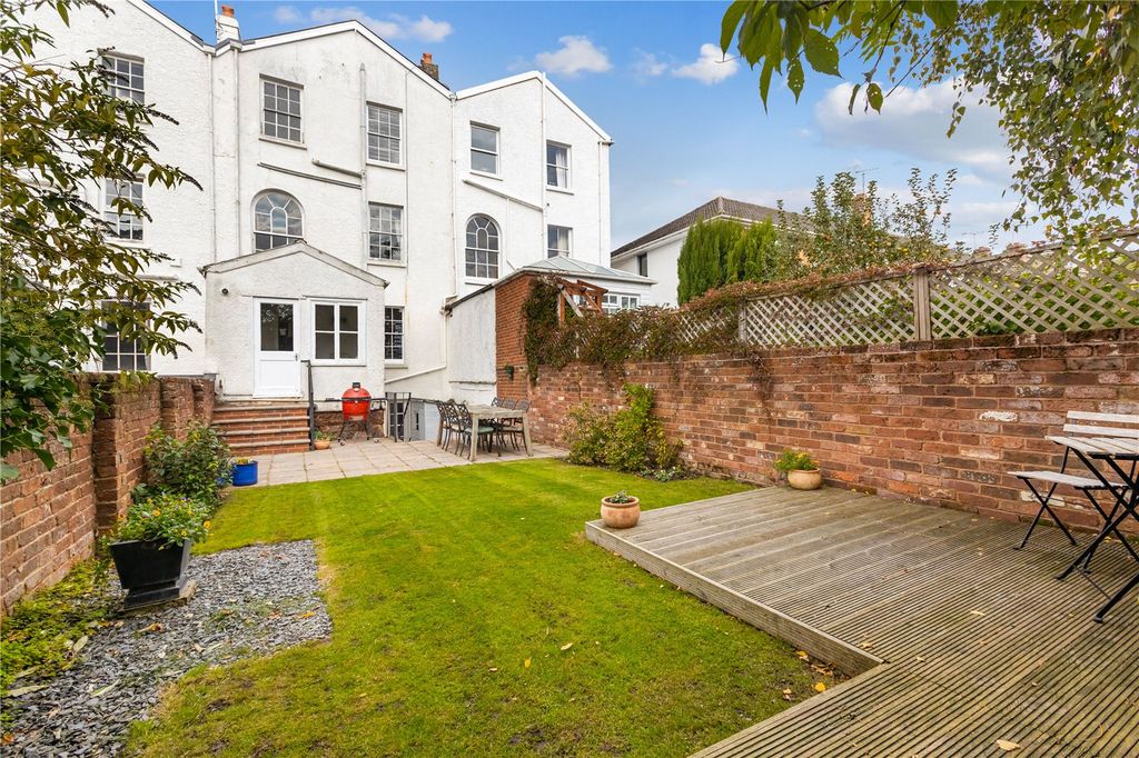 Property photo 2 of 17 Garden