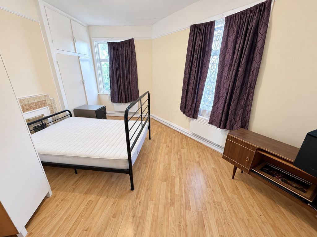 Property photo 1 of 6 3 Bed Flat To Rent On The Broadway, Ub1
