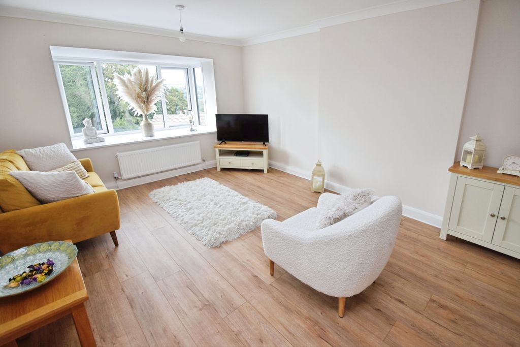 Property photo 3 of 14 074cd25d-Lounge