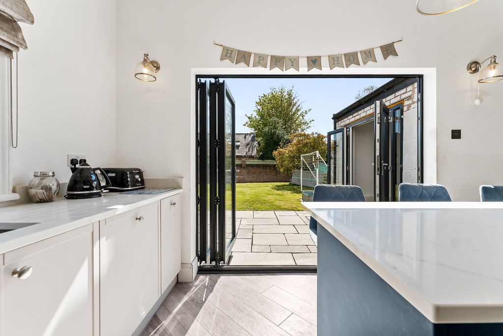 Property photo 3 of 79