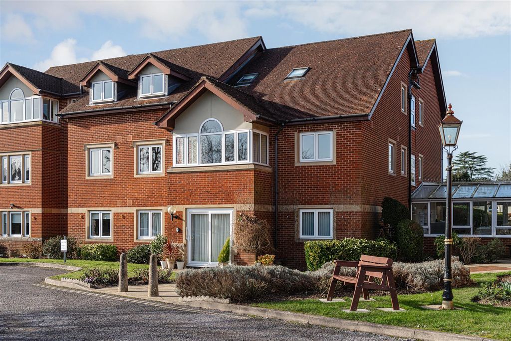 Property photo 1 of 11 Ashfields