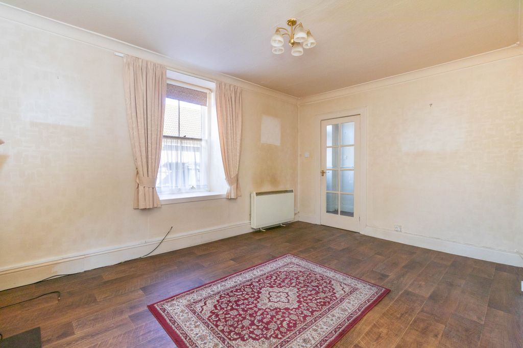 Property photo 3 of 15 Lounge