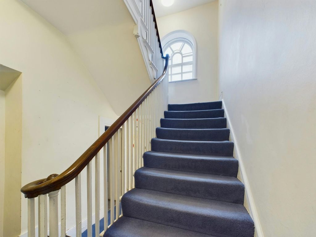 Property photo 3 of 16 79 Essex Road