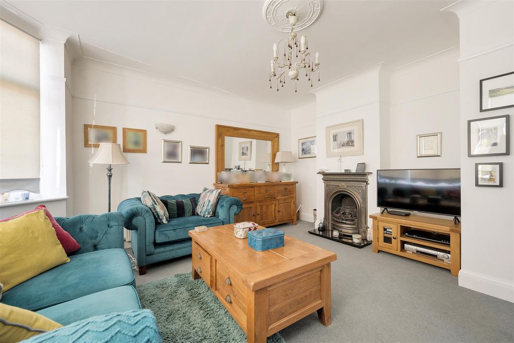 Property photo 2 of 22 Higham Station Avenue, E4