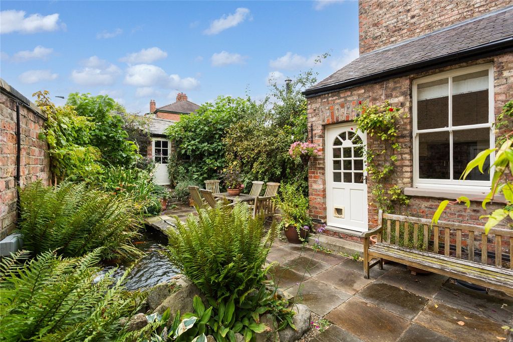 Property photo 2 of 17 Courtyard Garden