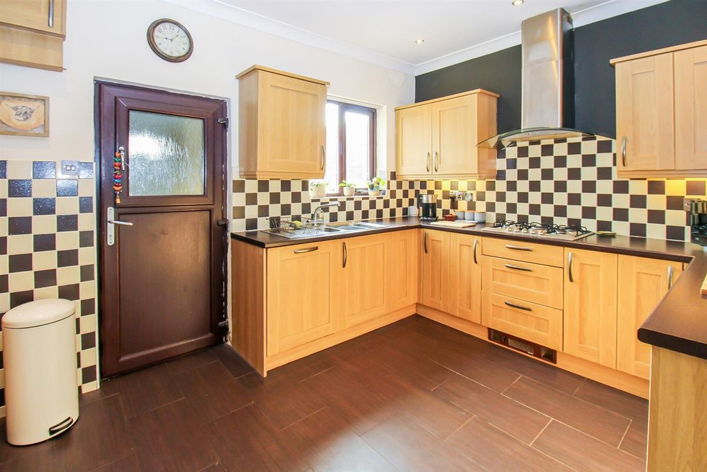 Property photo 3 of 9 Kitchen